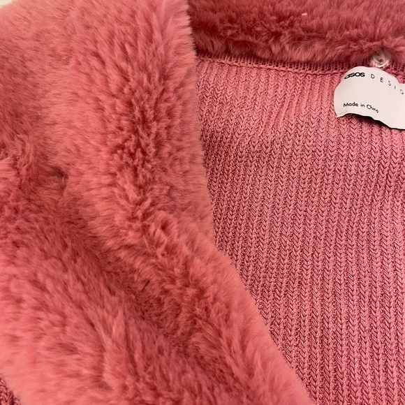 ASOS DESIGN Petite cardigan with faux fur collar in pink - Picture 4 of 5